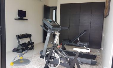 Casa en Residencial Cumbres estilo resort doble terreno