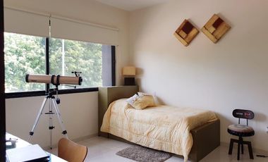 Casa en Residencial Cumbres estilo resort doble terreno