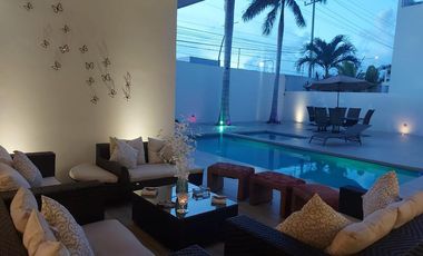 Casa en Residencial Cumbres estilo resort doble terreno