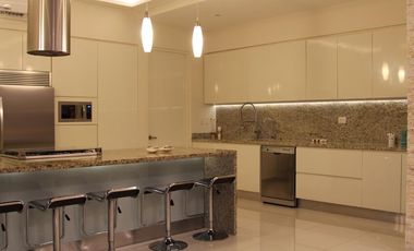 Casa en Residencial Cumbres estilo resort doble terreno