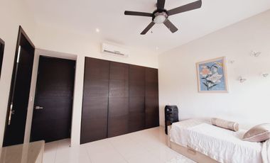 Casa en Residencial Cumbres estilo resort doble terreno