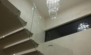 Casa en Residencial Cumbres estilo resort doble terreno