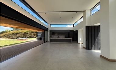 Venta de casa campestre en Llanogrande para estrenar