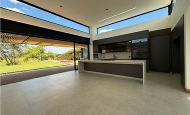 Venta de casa campestre en Llanogrande para estrenar