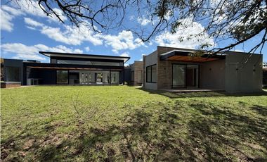 Venta de casa campestre en Llanogrande para estrenar