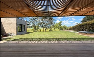 Venta de casa campestre en Llanogrande para estrenar