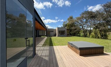 Venta de casa campestre en Llanogrande para estrenar