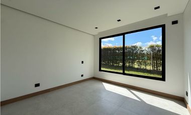 Venta de casa campestre en Llanogrande para estrenar