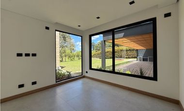 Venta de casa campestre en Llanogrande para estrenar