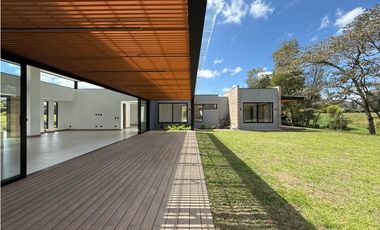 Venta de casa campestre en Llanogrande para estrenar