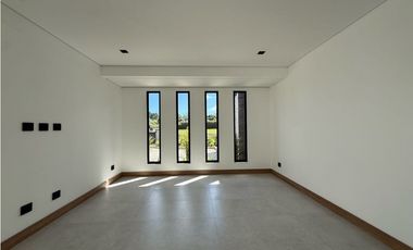 Venta de casa campestre en Llanogrande para estrenar