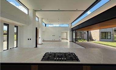 Venta de casa campestre en Llanogrande para estrenar