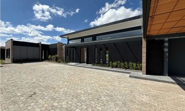 Venta de casa campestre en Llanogrande para estrenar