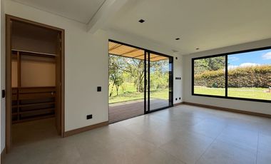 Venta de casa campestre en Llanogrande para estrenar