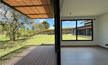 Venta de casa campestre en Llanogrande para estrenar