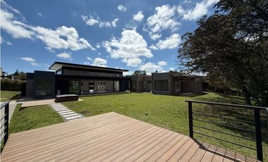 Venta de casa campestre en Llanogrande para estrenar