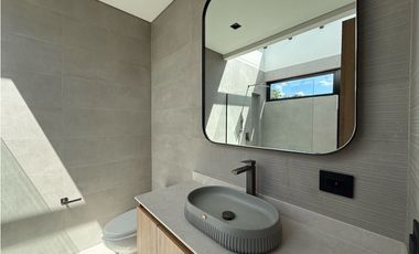 Venta de casa campestre en Llanogrande para estrenar