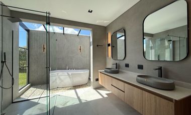 Venta de casa campestre en Llanogrande para estrenar