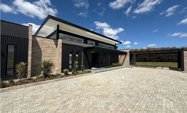 Venta de casa campestre en Llanogrande para estrenar