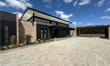 Venta de casa campestre en Llanogrande para estrenar