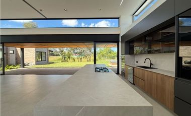 Venta de casa campestre en Llanogrande para estrenar