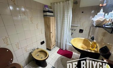 Casa con quincho en barrio San Emilio