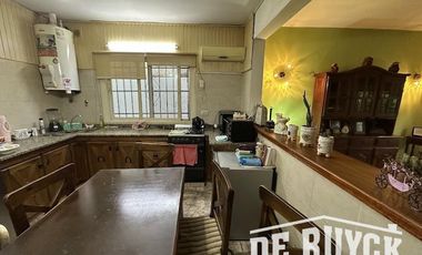 Casa con quincho en barrio San Emilio