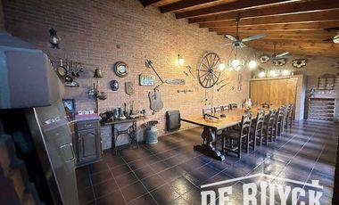 Casa con quincho en barrio San Emilio