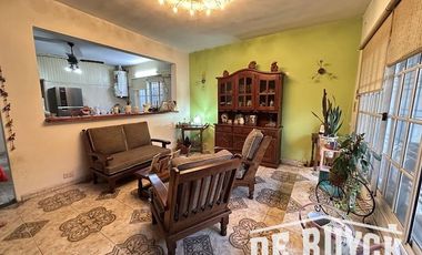 Casa con quincho en barrio San Emilio