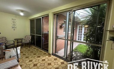 Casa con quincho en barrio San Emilio