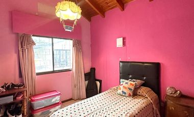 Casa en Venta de 2 dorm. amplio parque, quincho con parrilla y cochera para 6 autos. Centro Zárate