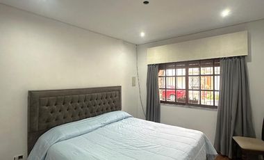 Casa en Venta de 2 dorm. amplio parque, quincho con parrilla y cochera para 6 autos. Centro Zárate