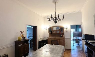Casa en Venta de 2 dorm. amplio parque, quincho con parrilla y cochera para 6 autos. Centro Zárate