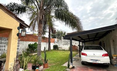 Casa en Venta de 2 dorm. amplio parque, quincho con parrilla y cochera para 6 autos. Centro Zárate