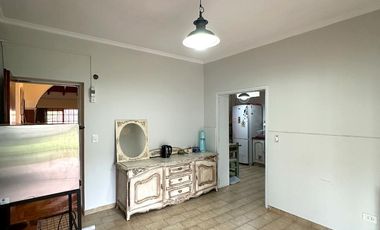 Casa en Venta de 2 dorm. amplio parque, quincho con parrilla y cochera para 6 autos. Centro Zárate