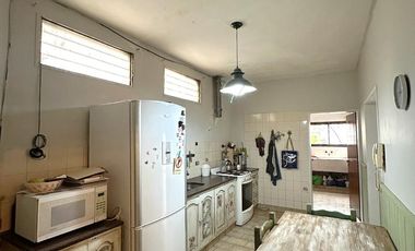 Casa en Venta de 2 dorm. amplio parque, quincho con parrilla y cochera para 6 autos. Centro Zárate