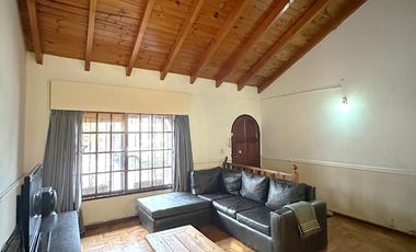 Casa en Venta de 2 dorm. amplio parque, quincho con parrilla y cochera para 6 autos. Centro Zárate