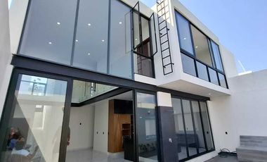 Espectacular Residencia Nueva en Venta en Fracc. La Herradura Colima, Col.