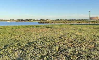 Lote sobre el lago central en venta en LOS PUENTES, NORDELTA.