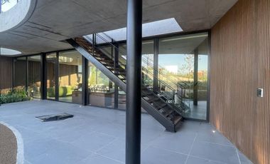 Lote sobre el lago central en venta en LOS PUENTES, NORDELTA.