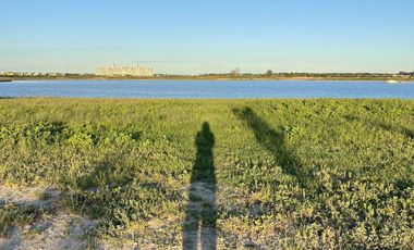 Lote sobre el lago central en venta en LOS PUENTES, NORDELTA.