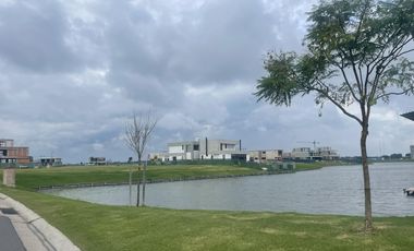 Lote sobre el lago central en venta en LOS PUENTES, NORDELTA.