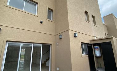 Dúplex en venta - 2 Dormitorios 2 Baños - Cochera - Cañuelas