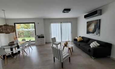 Casa en venta - 3 Dormitorios 3 Baños - 252Mts2 - Villa Quisquizate, Córdoba