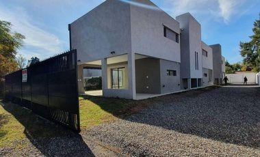 Casa en venta - 3 Dormitorios 3 Baños - 252Mts2 - Villa Quisquizate, Córdoba