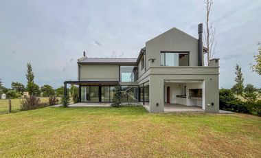 Casa de 3 dormitorios con pileta vista al golf