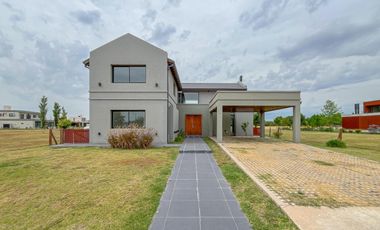 Casa de 3 dormitorios con pileta vista al golf