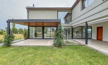 Casa de 3 dormitorios con pileta vista al golf