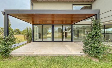 Casa de 3 dormitorios con pileta vista al golf