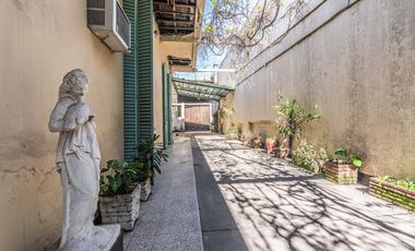 Casa en Flores en lote de 8,66 x 45 con local y galpon